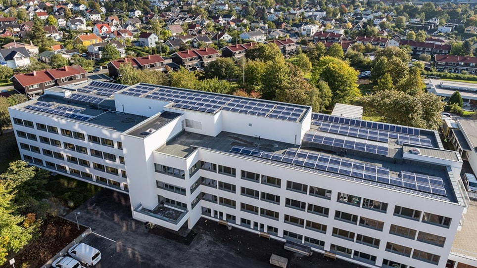 Solcellepanel installert på taket til Økern Sykehjem.